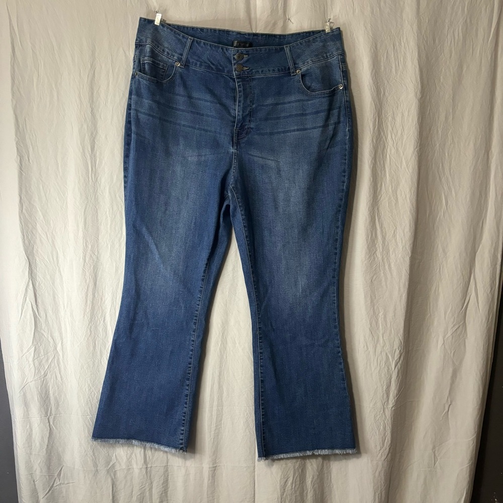 Daily Thread size 18w NWT. Mid rise, high rise
